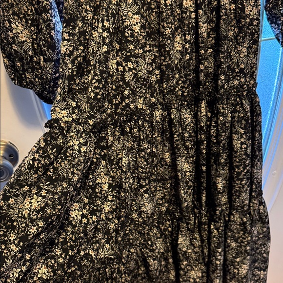 Elegant Black Floral Dress - Picture 6 of 7